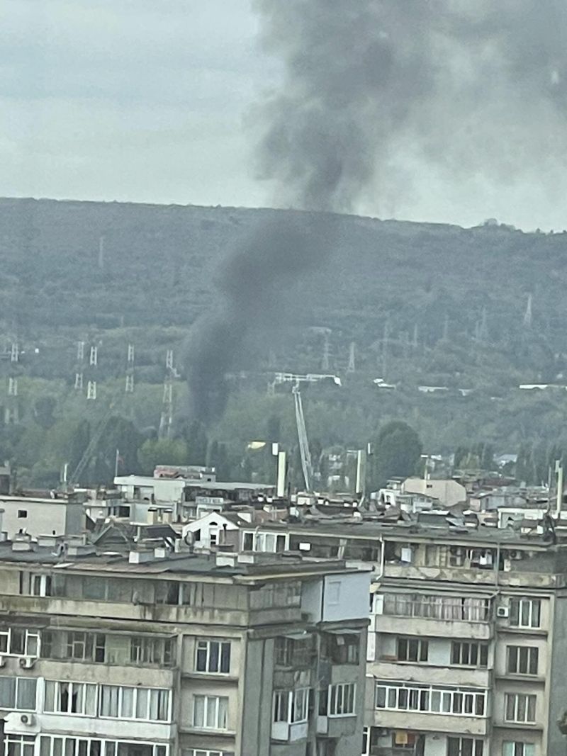 Пожар гори под Аспаруховия мост във Варна