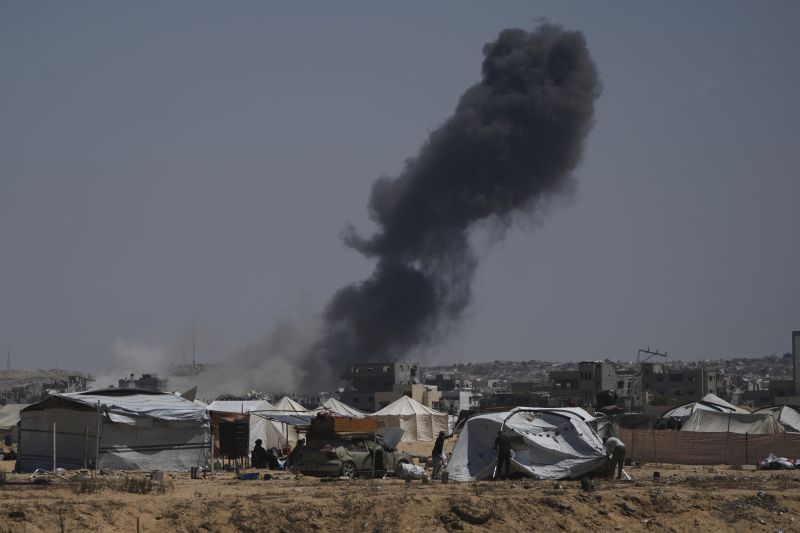 Дим след израелско нападение над Хан Юнис. Снимка: AP/Abdel Kareem Hana