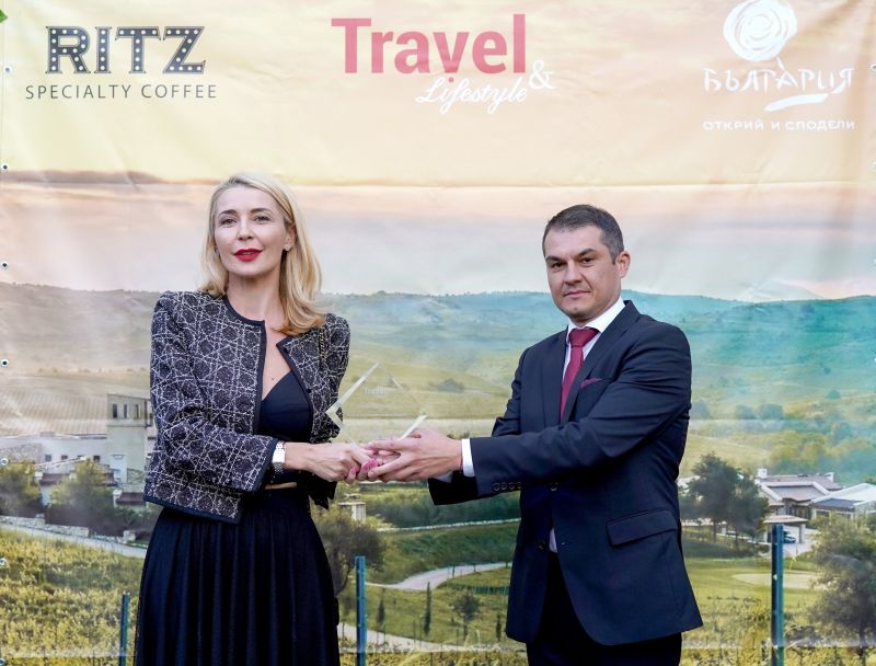 Зам.-министърът на туризма г-н Павлин Петров връчи статуетката на изпълнителния директор на Zornitza Family Estate Relais & Châteaux г-жа Зорница Стойчева по време на изискано събитие на жълтите павета в София, пред кафенето The RITZ Specialty Coffee.