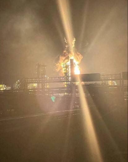 Дрон предизвика пожар в една от двете най-големи петролни рафинерии в Русия
