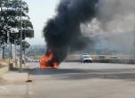 Кола избухна в пламъци и напълно изгоря на 'Цариградско шосе'