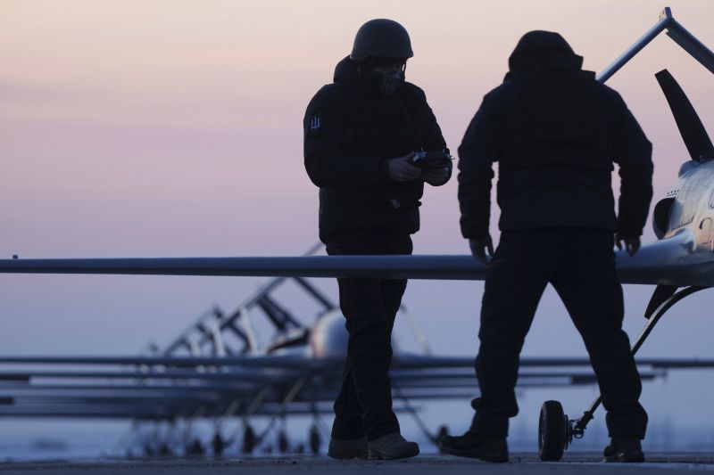 Украински военнослужещи подготвят атака с дронове с голям обсег 