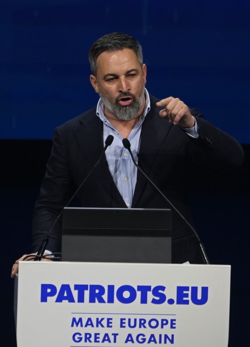 Испанският крайнодесен лидер Сантяго Абаскал, домакин на срещата на крайнодесни политици в Мадрид. Снимка: AP Photo/Paul White