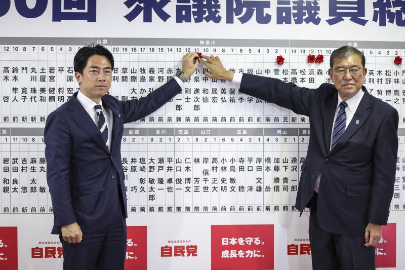 Подалият оставка премиер на Япония Шигеру Ишиба (вдясно) и кандидатът за поста му Шинджиро Коидзуми в централата на Либерално-демократическата партия, 27 октомври 2024 г. Снимка: АП/Takashi Aoyama