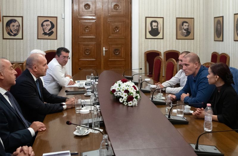 Днес Румен Радев е провел среща в президентската институция с бивши служители на ВМЗ-Сопот, както и с журналиста Станислав Цанов