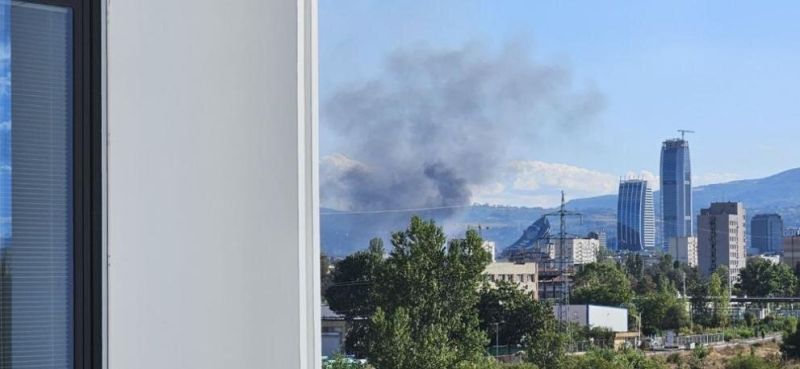 Голям пожар бушува в София