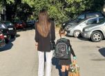 Евелина изпраща дъщеря си Рая на училище