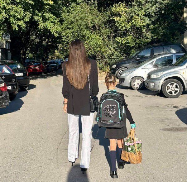 Евелина изпраща дъщеря си Рая на училище