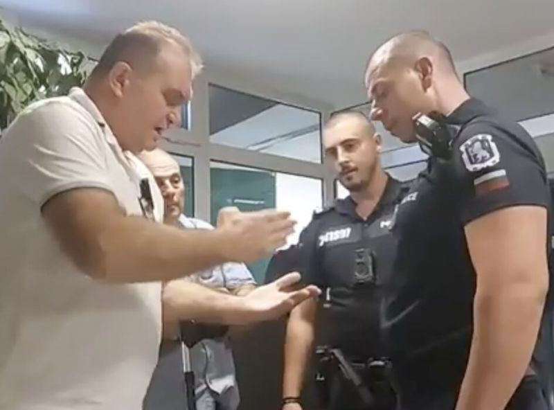 Активистите на БОЕЦ в сградата на областната управа в София