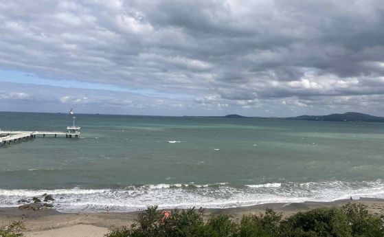 Слънчево време, малко облаци край морето сутринта