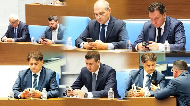 Депутатите обсъждат внесения пети поред вот на недоверие към правителството. В зала присъстват членовете на Министерски съвет, които не изглеждат много заинтересовани от хода на дебатите. Повече от тях си гледат в телефоните