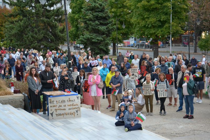 Варненци протестират за девети път в подкрепа на кмета и двамата общински съветници