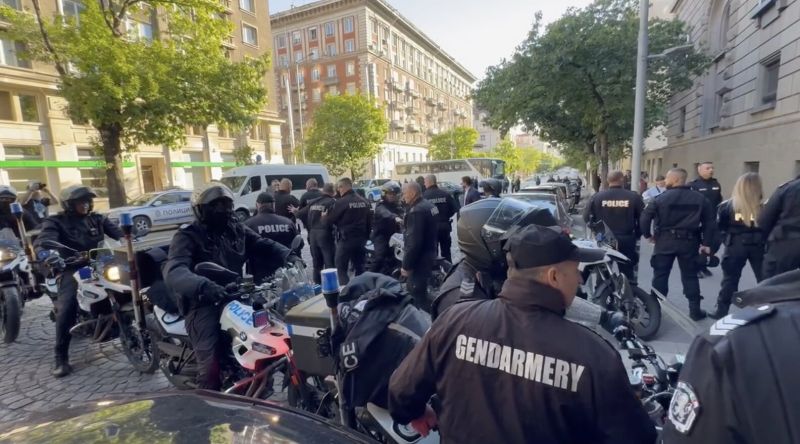 Пеевски със собствен санитарен кордон: Десетки полицаи, бели автобуси и линейка го вкараха през блокадата на ПП (видео)