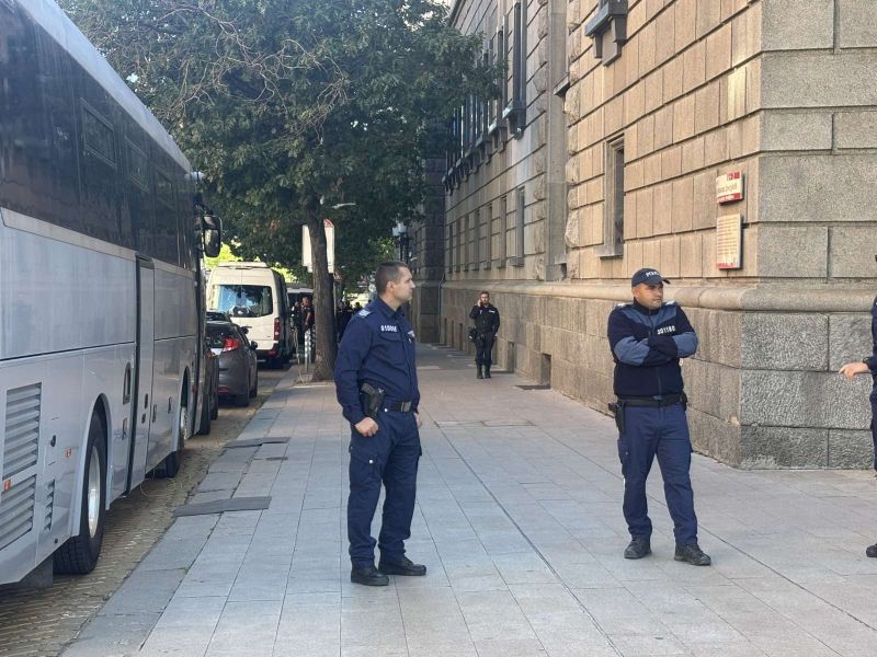 Изглежда полицаите чакат работният ден на Делян Пеевски да приключи