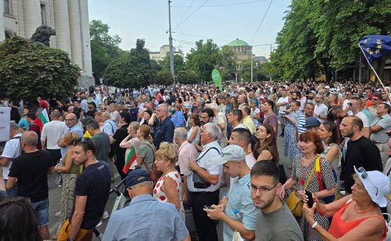 Приключи протестът пред Съдебната палата в София, движението е възстановено