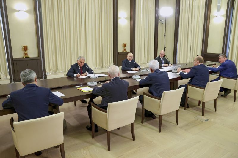 Владимир Путин на среща с лидерите на парламентарните партии, представени в Държавната дума