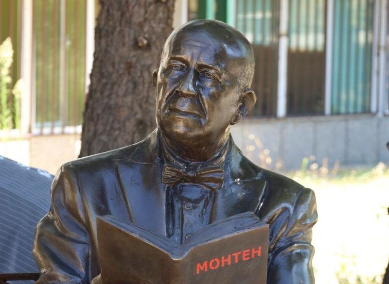 Академична скулптурна композиция Професорът