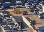 Заради голямото количество завръщащи се в София хора след почивните дни в района се образува огромно задръстване, като често се наблюдават нарушители