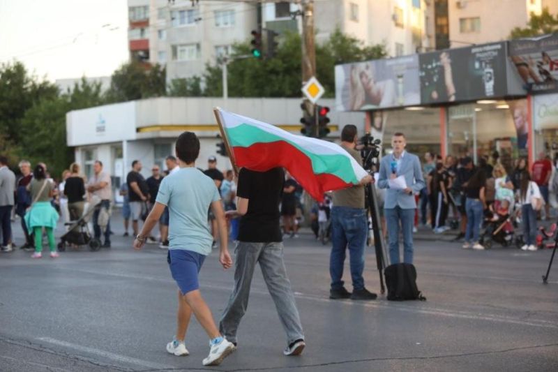 Протест против спирането на топлата вода и парното в Дружба за 3 месеца