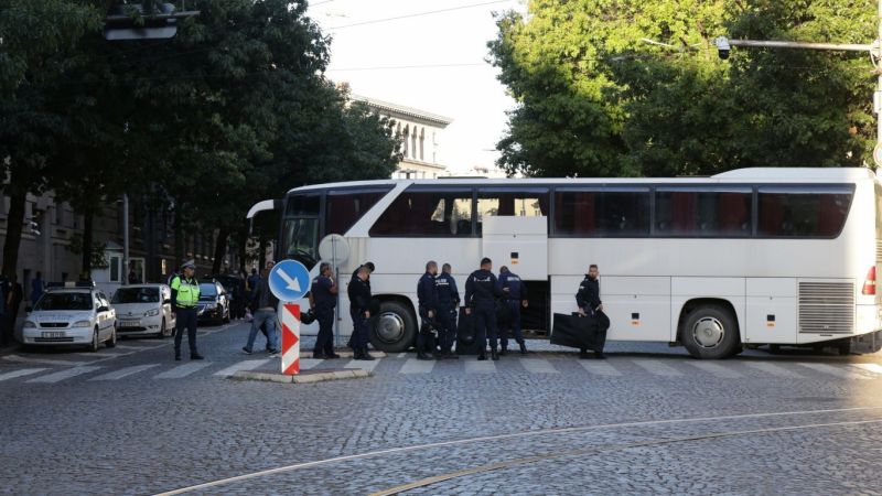 Бял автобус затвори бул. Дондуков край парламента миналата седмица, за да може Делян Пеевски да отиде на работа