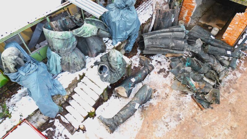 Нарязаните на парчета фигури от ПСА бяха поставени в село Лозен - в имот на Областната администрация