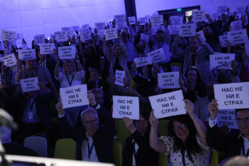 Делегатите на конгреса с плакати