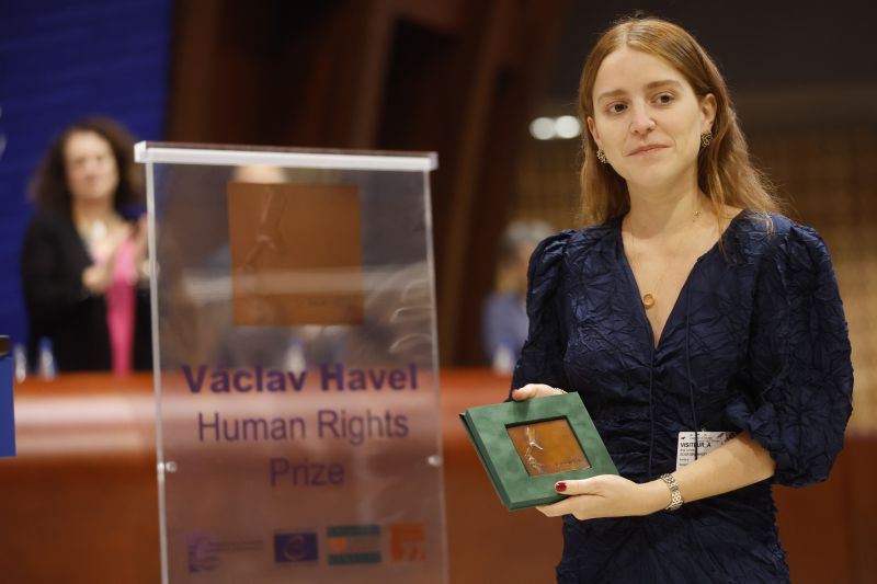 Дъщерята на венецуелската опозиционна лидерка Мария Корина Мачадо получава наградата ''Вацлав Хавел'', връчена на майка ѝ през 2024 г., 30 септември 2024 г. Снимка: AP Photo/Jean-Francois Badias