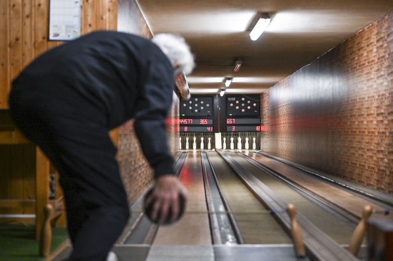 пенсионер играе боулинг
