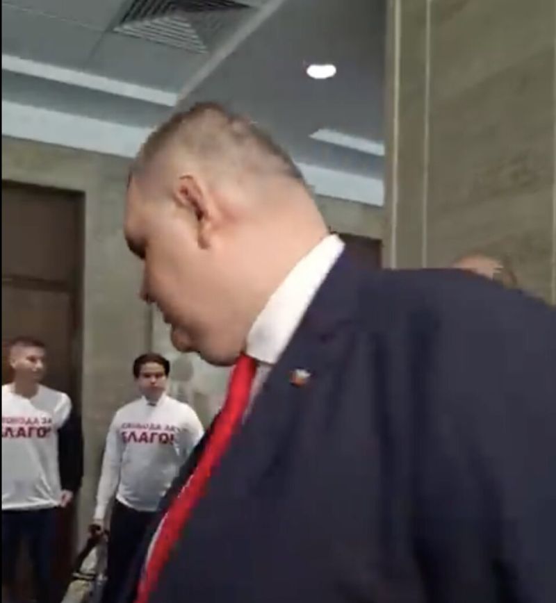 Младежи с тениски ''Свобода за Благо'' стоят зад Пеевски в НС