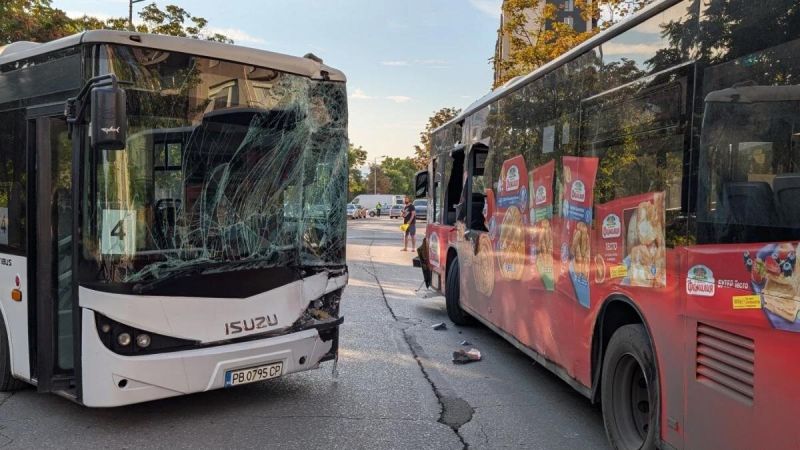 Два автобуса на пловдивския градски транспорт се удариха челно