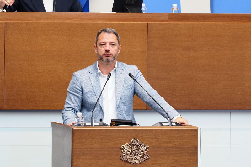 Делян Добрев 