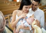 Родители с бебе в църква