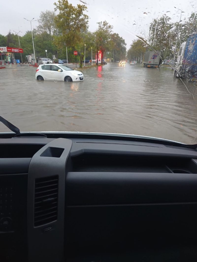 Наводнено кръстовище блокира движението в район „Южен“ в Пловдив