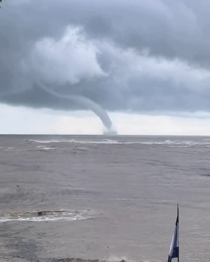 Водно торнадо се изви над морето край Царево.