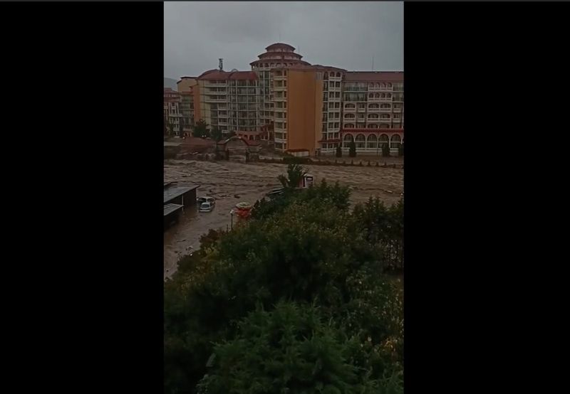 Бедствие и евакуация в Елените, пороят отнесе коли в морето