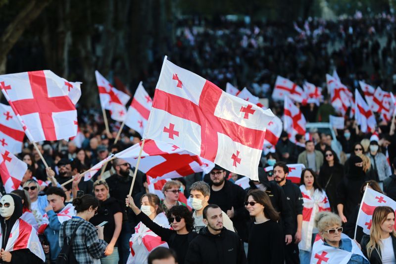 Поддръжници на опозицията в Грузия на протест в деня на местните избори в страната, 4 октомври 2025 година.