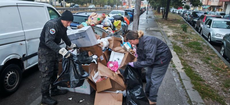 Доброволци помагат със сметоизвозването
