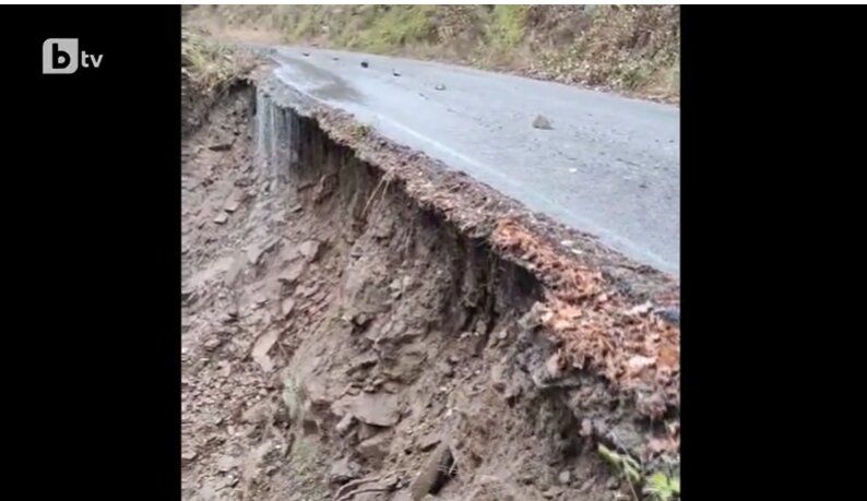 Пропадна пътят към асеновградското село Косово заради обилните валежи
