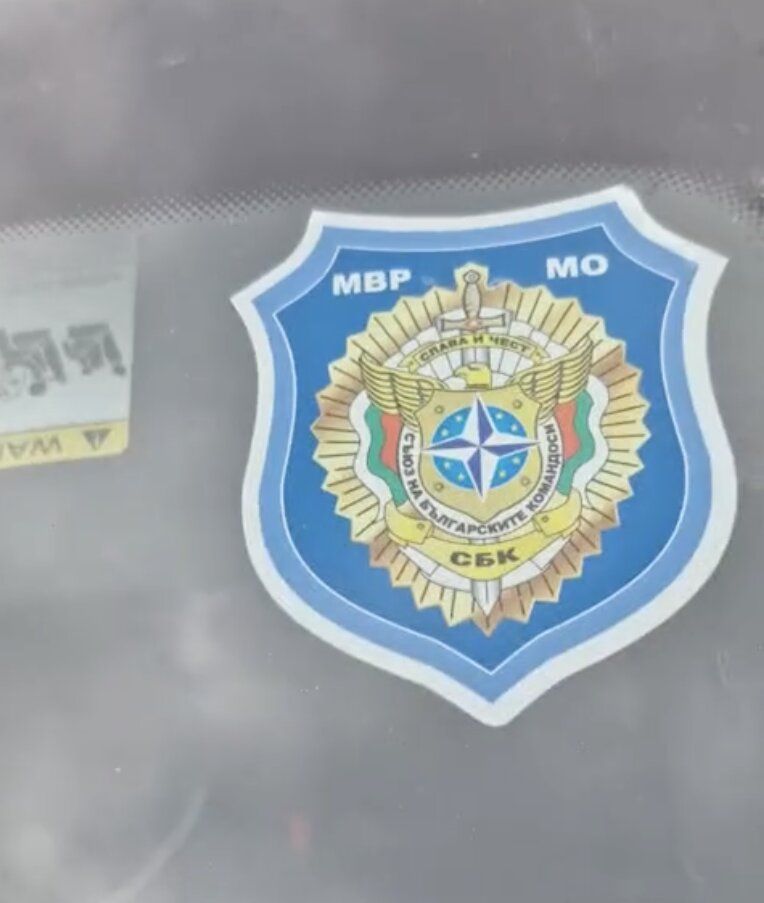 На едната кола има стикер на Съюз на българските командоси