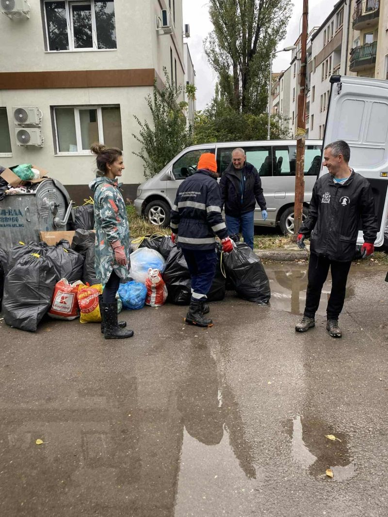 Софиянци помагат в кризата с боклука - архив