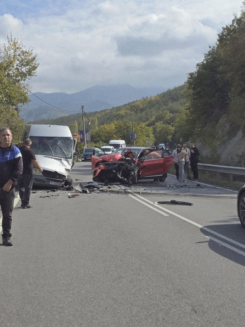 Кадри от катастрофата на пътя между Симитли и Банско.