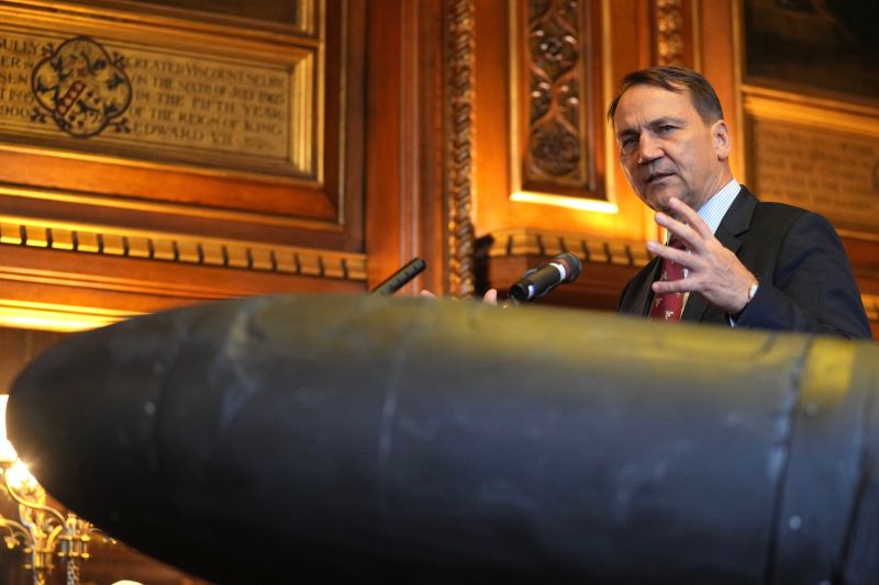 Външният министър на Полша Радослав Шикорски говори днес в резиденцията на председателя на Камарата на представителите в британския парламент в Уестминстър, в Лондон. До него е изложен дрон иранско производство Шахед, използван от руската армия в Украйна.