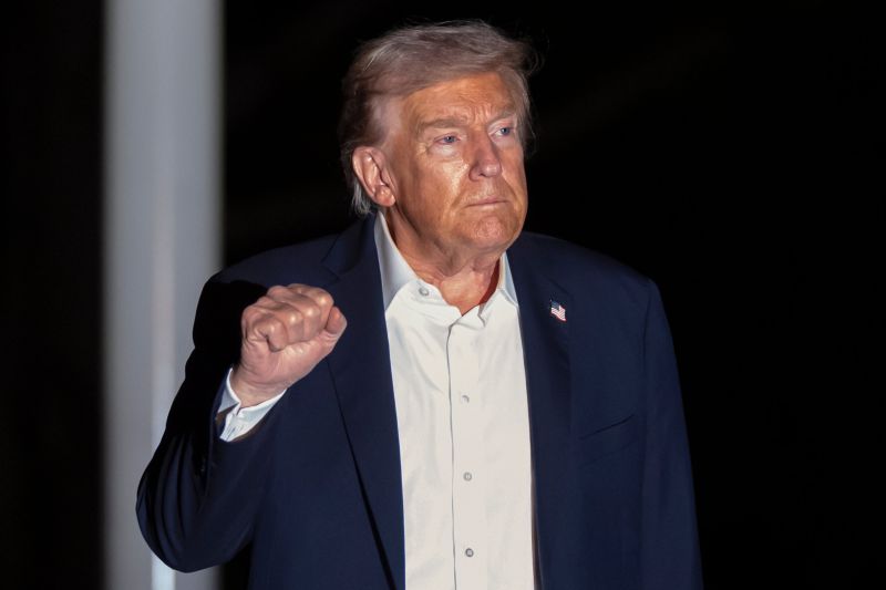 Президентът на САЩ Доналд Тръмп в Белия дом, след като се върна от посещението си в Израел и Египет, 14 октомври 2025 г. Снимка: АП/Mark Schiefelbein