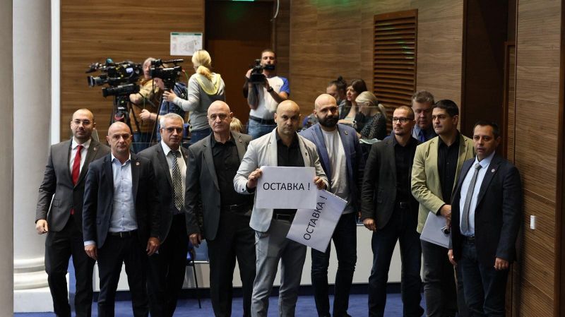 В пленарната зала тази сутрин се регистрираха едва 61 народни представители. МЕЧ огласиха залата с възгласи 