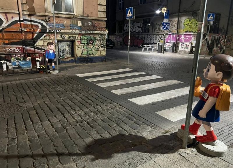 Детски фигури маркират пет опасни пешеходни пътеки в София (снимки)