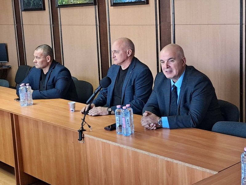 Маноил Манев