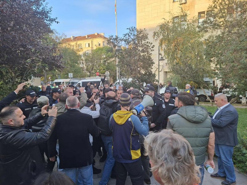 Напрежение избухна при отказ на полицията да допусне Георги Георгиев и членовете на БОЕЦ да оставят боклук пред сградата на МВР