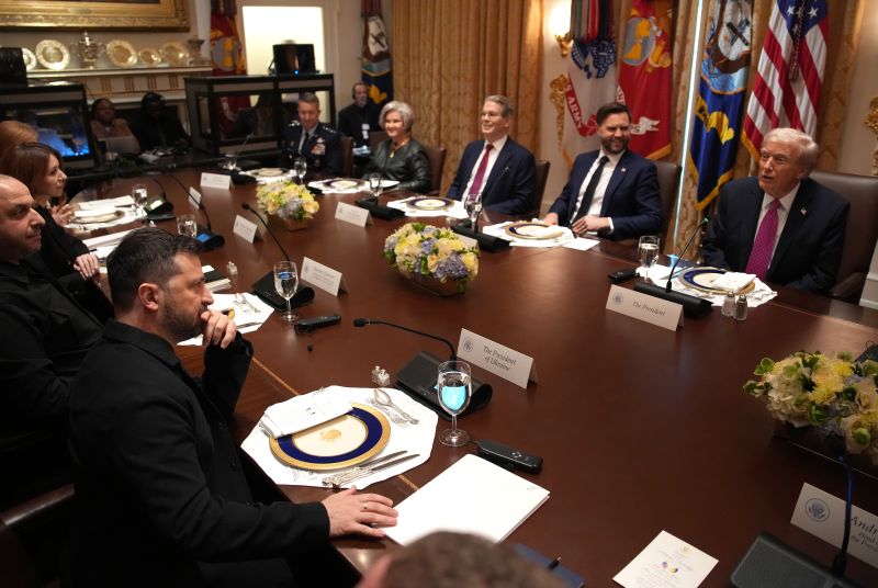 Володимир Зеленски е в Белия дом, за да преговаря с Доналд Тръмп намиране на изход от войната в Украйна