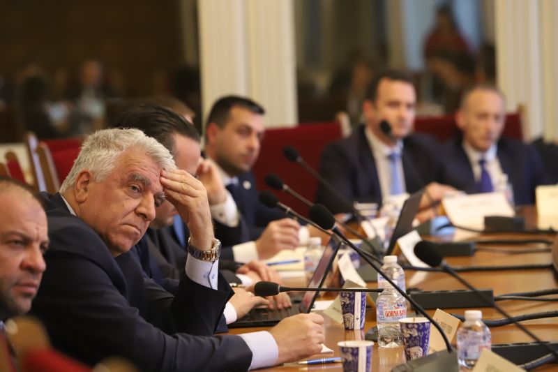 Румен Гечев на заседание на икономическата комисия в парламента