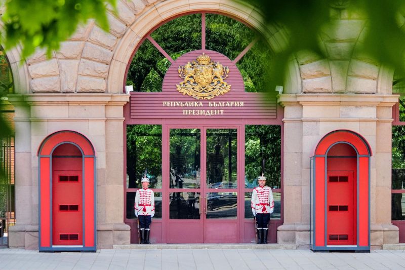 КЗК образува открито производство срещу администрацията на президента